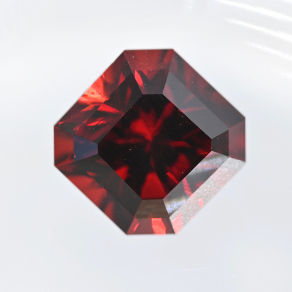 Красный родолит 4.08 кар. Огранка Squilliant