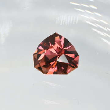 Идеальный турмалин 1.59 кар.  Малхан. Дизайнерская огранка "Kokoro"