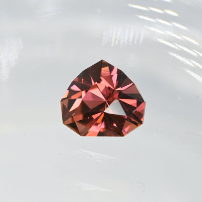 Идеальный турмалин 1.59 кар.  Малхан. Дизайнерская огранка "Kokoro"