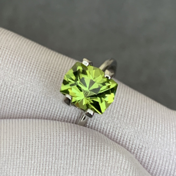 Хризолит в дизайнерской огранке 2.34 кар. Сделано на Урале