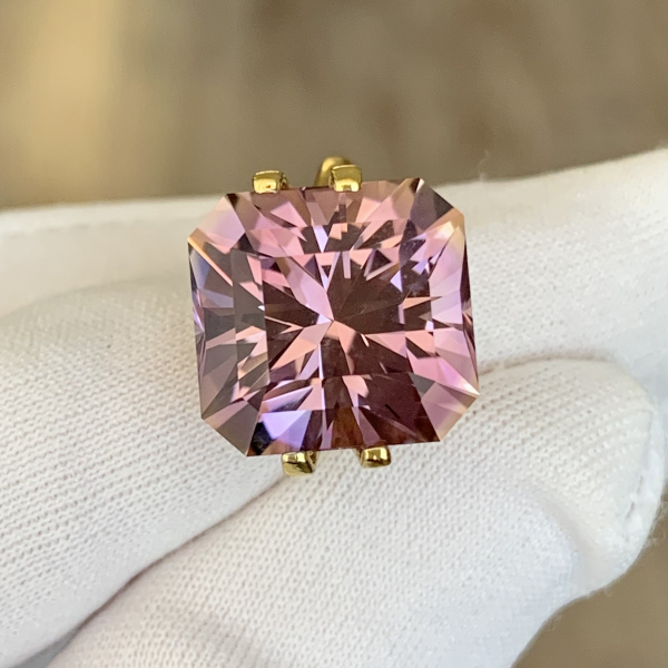 "Розовый" аметист 12.23 кар. Боливия. Огранка "Squilliant"