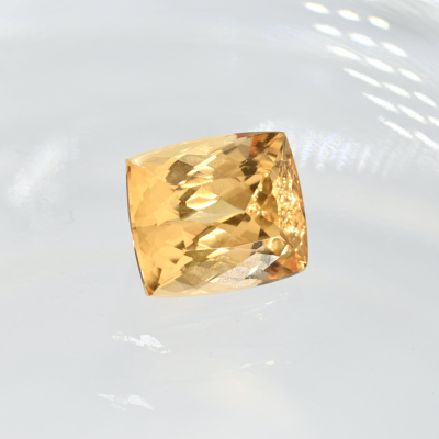 Идеальный  империал топаз 3.41 кар. Свечение УФ