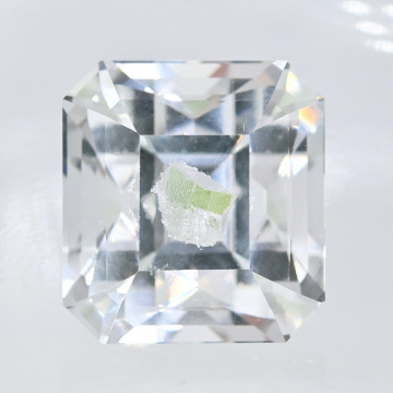 Редкий топаз с кристалликом флюорита 6.05 кар. Уральская  огранка