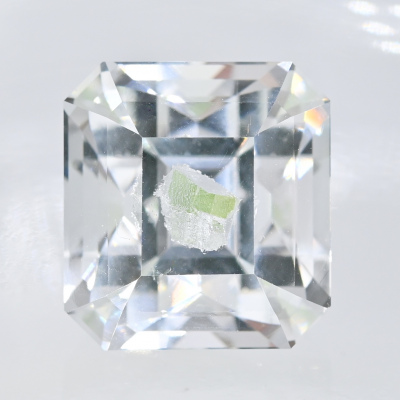 Редкий топаз с кристалликом флюорита 6.05 кар. Уральская  огранка