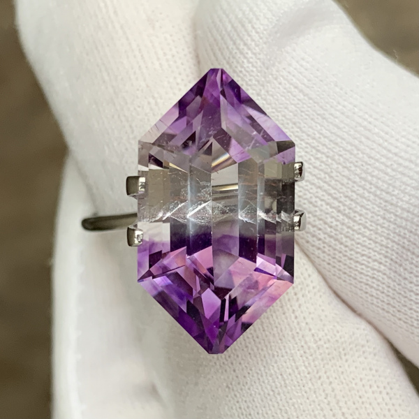 ПРОДАНО Аметист "Песочные часы" 13.3 кар. Марокко . Сделано на Урале