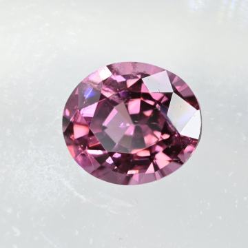 ПРОДАНО Ярко-розовая шпинель 0.87 кар. Вьетнам. УФ-свечение
