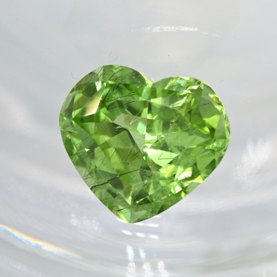 Крупный  хризолит 12.7 кар.