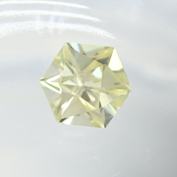 Трифан  (сподумен) 2.25 кар. Огранка "Confusion Icosahedron"