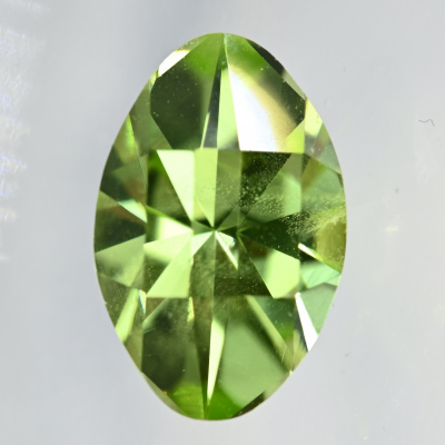 Хризолит 3.19 кар. Огранка "Olive Bar". Сделано на Урале