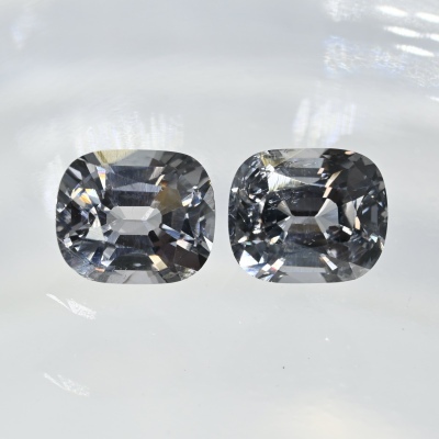 Грозовая, без оттенка, шпинель 2.4 кар. (пара). 