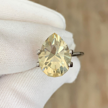 Золотистый лабрадор в дизайнерской огранке "Purple pear" 5.28 кар