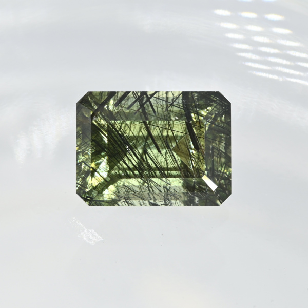 Хризолит с людвигитом 3.75 кар. Пакистан. Сделано на Урале