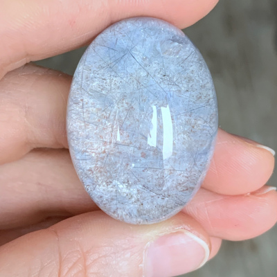 РЕЗЕРВ УНИКАЛЬНОГО РАЗМЕРА И КАЧЕСТВА ДЮМОРТЬЕРИТ В КВАРЦЕ. 129.6 КАР.