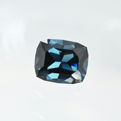 Синяя шпинель 1.68 кар. Танзания. Дизайнерская огранка. Сделано на Урале