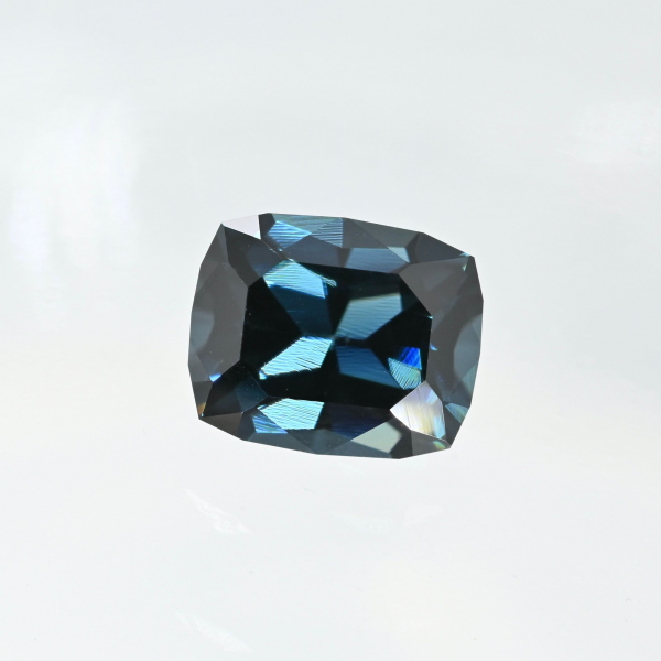 Синяя шпинель 1.68 кар. Танзания. Дизайнерская огранка. Сделано на Урале