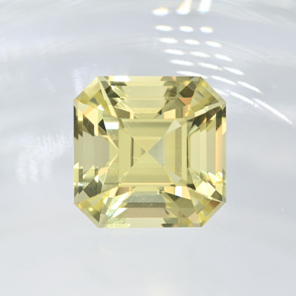 Яркий мадагаскарский санидин 5.78 кар. 