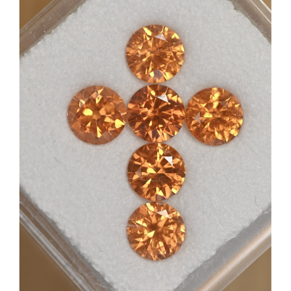 ПРОДАНО Яркий крестик из спессартинов "Мандарин"  уральской огранки 3.62 кар